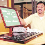 El aula de los sueños. Un profesor enseña informática con ordenadores de tela y cartón