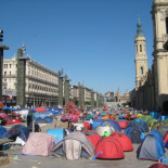El campamento de la plaza del Pilar sigue creciendo después del 22M