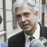 'El País' entrega en bandeja a Moncloa la cabeza de su director