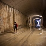 Gente navegando en obras abandonadas de Valencia