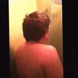 ¿Por qué tardaba tanto en la ducha? Sus padres le graban y le hacen viral