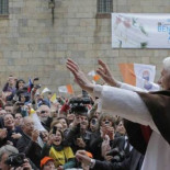 Decepción entre fieles y empresarios en la visita del Papa