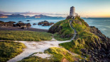 Conjunto de faros de Twr Mawr en la Isla Llanddwyn (Gales)