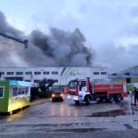 Arde un almacén del punto limpio de Vigo con todo tipo residuos mezclados y cinco vehículos