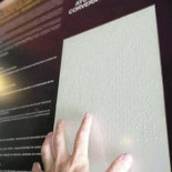 Publican texto en braille y lo cubren con cristal para "protegerlo"