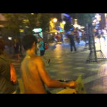 Rifirrafe entre manifestantes contra la visita del papa y una señora de las JMJ