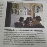 La foto del rey clavada con una chincheta "por imperativo legal"