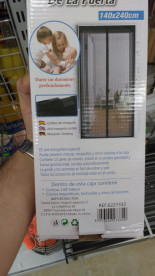 Menudos imanes tiene esta mosquitera...
