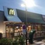 Robo a un McDonalds frustrado por 11 policías de élite que estaban comiendo [ENG]