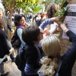 Personal del Ayuntamiento de Valencia arranca los carteles que señalizaban las fosas comunes