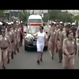 Paralítico recupera movilidad en las piernas mientras lleva la antorcha en los JJOO de Río (a partir del 0:38)