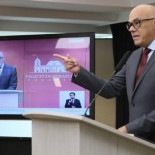 El Gobierno de Venezuela denuncia que los camiones fueron incendiados por los propios manifestantes