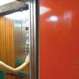 Un hombre muere tras quedar atrapado tres horas en un ascensor