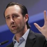 Bauzá cambia una ley y facilita a su esposa ser titular de una empresa