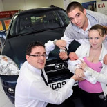 Deciden llamar Kia a su hija y la marca les regala un coche