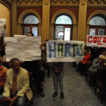 Un grupo de ‘indignados’ irrumpe en el Pleno al grito de “hipócritas”