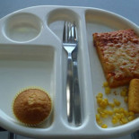 Dos croquetas, un polo, tres rodajas de pepino y un 'cheeseburger'  para comer en el cole