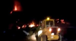 Intentan encauzar la lava con un tractor para salvar las casas
