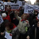 80.000 personas desafían a la lluvia para protestar contra los recortes