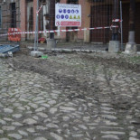 La maquinaria pesada revienta el empedrado tradicional de la Plaza del Grano de León