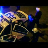 Policía griega apaleando brutalmente a un migrante que no se resiste