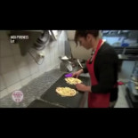 Gato se ahostia contra puerta durante programa de repostería en televisión francesa