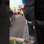 Un toro embiste un carrito de bebe en Iriépal (Guadalajara)