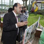 El presidente de Cantabria invita a unos profesores que protestaban a "que trabajen, que es lo que hay que hacer"