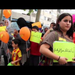 Inmigrantes de Igualada entregan comida a los racistas de PxC cuando estos repartían comida para "los de casa"