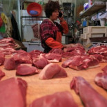 Trabajadores de una empresa cárnica investigada: 84 horas semanales por 1.000 euros al mes