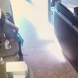 Un camarero niega entrar al servicio a una mujer y ella reacciona de esta manera