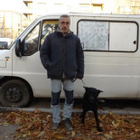 Un transeúnte pide ayuda para conservar la furgoneta en la que vive