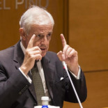 Foro de Davos: Un asesor de Davos explica por qué Warren Buffet paga menos impuestos que su secretaria