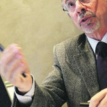 Las calles de Oviedo se riegan con agua potable