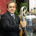 Platini quiere detener los partidos cuando existan incidentes racistas en los estadios