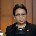 Barco de la armada china embiste guardia costera Indonesia para liberar barco incautado por pesca ilegal [ENG]