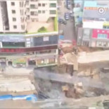 Boquete en China se come calle y un par de paisanos. GIF