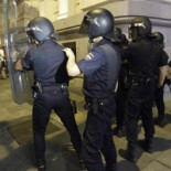 800€ de multa a dos chicas de 15 y 17 años por decir  "Vergüenza me daría ser policía" [gal]